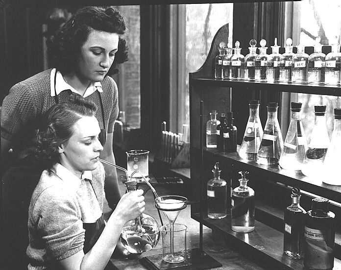 Chemistry lab, 1940s. Lake Forest Academy Archives.