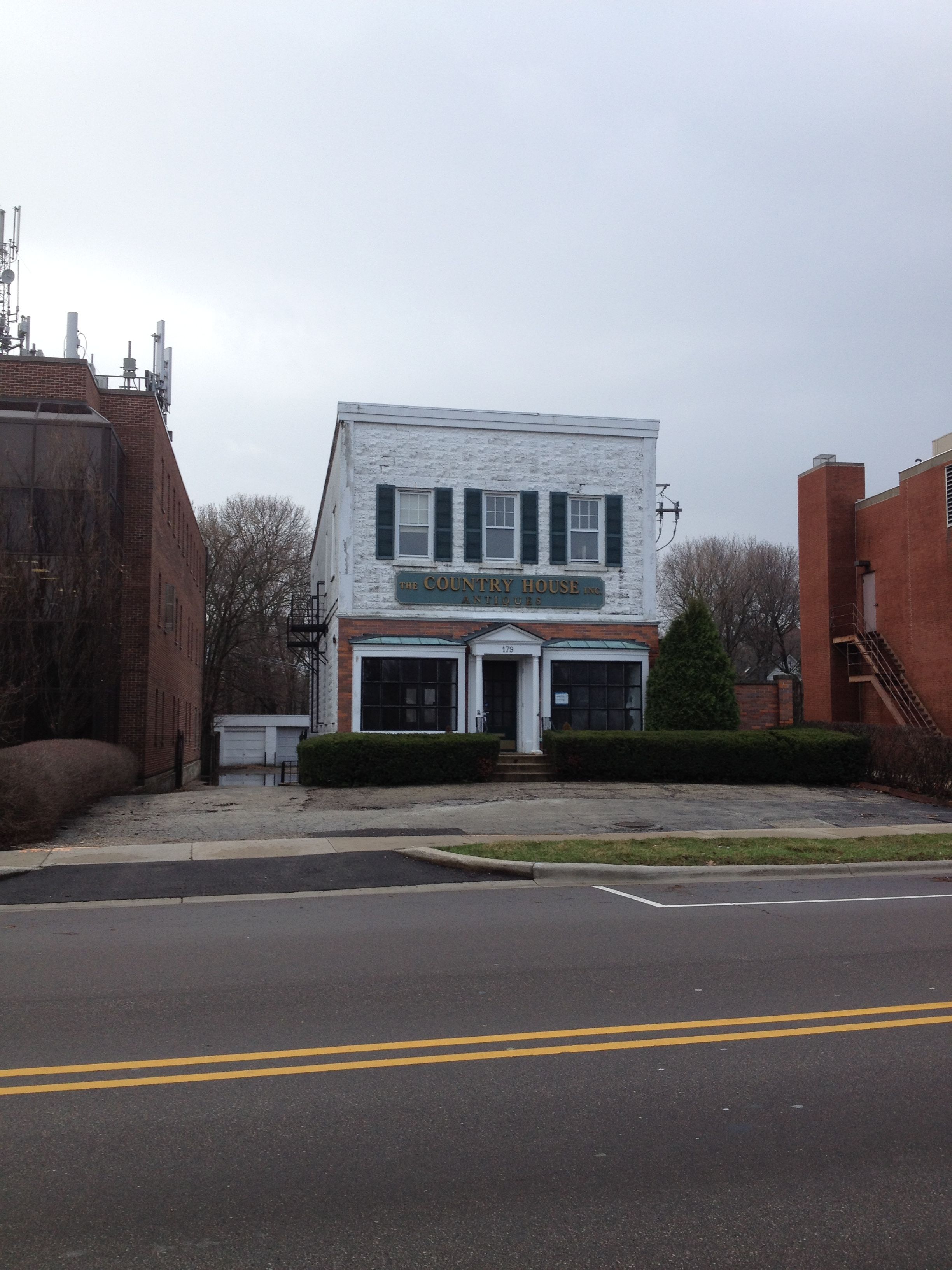 179 East Deerpath in the 2010s. The building was massively altered in the 1930s and 1940s; Richard Norton reclaimed the building in 1984 and adapted it for his antiques business.