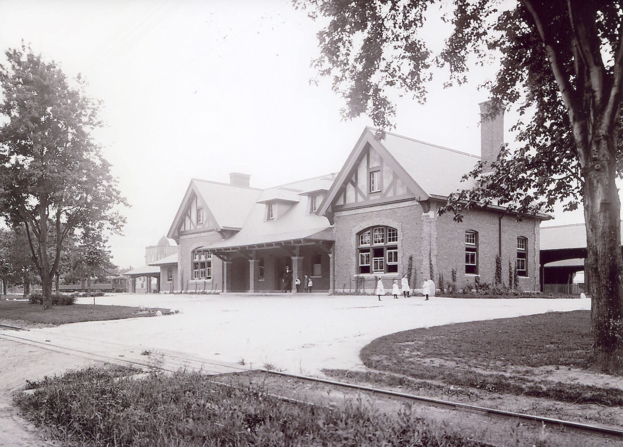 East Lake Forest train station, Frost and Granger, 1899 – pictured c. 1905.