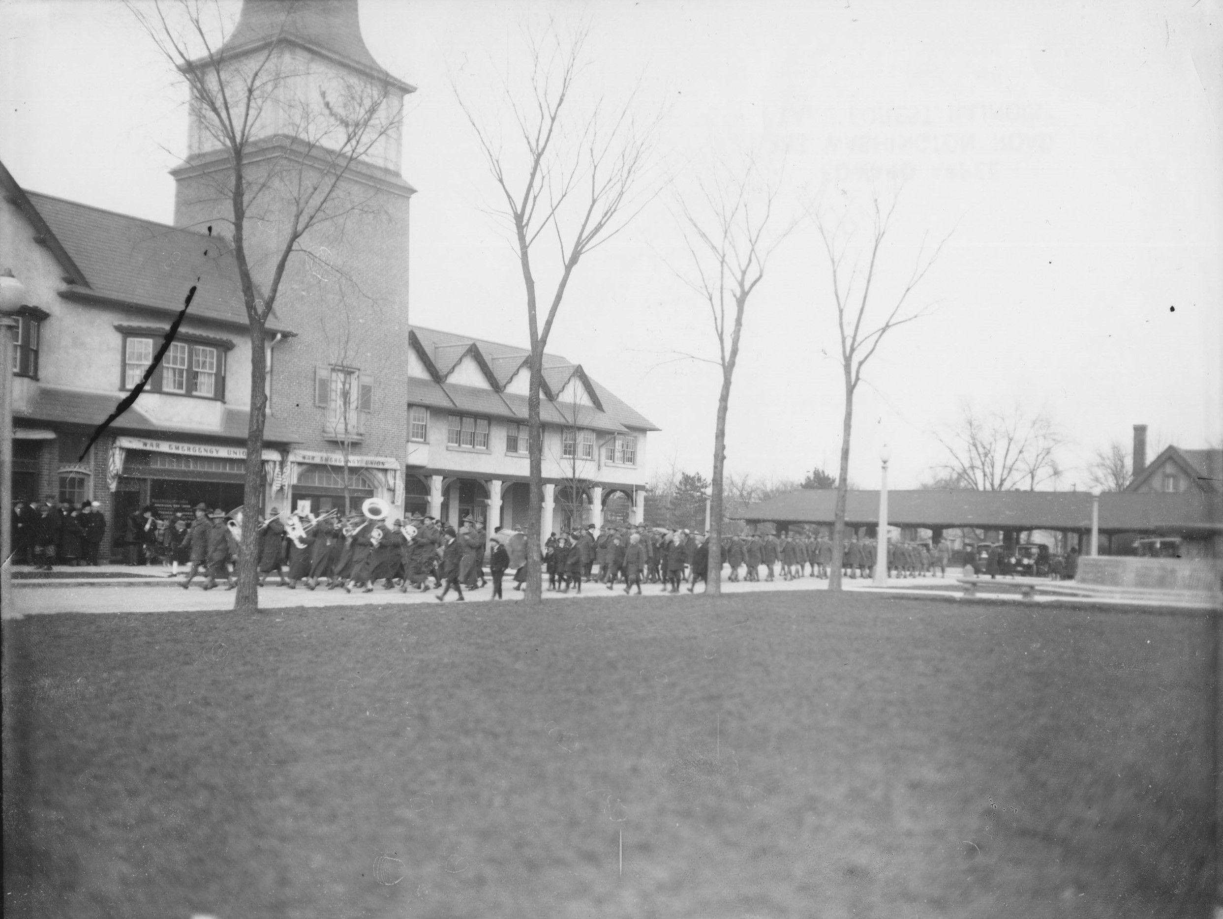 A procession featuring the Fort Sheridan band, the Home Guards, the Boy Scouts and local schoolchildren formed at City Hall and marched down Deerpath to Western and then to Market Square.