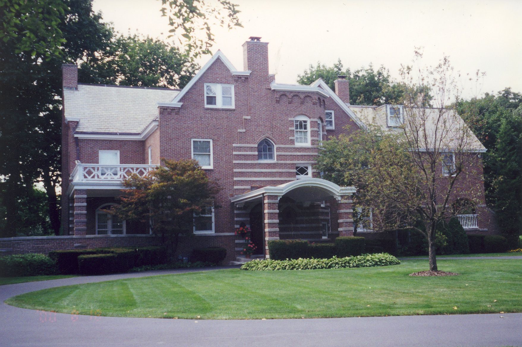 Rookwoods, c. 2000. The property has been subdivided and the entrance is now from Ashlawn Drive.