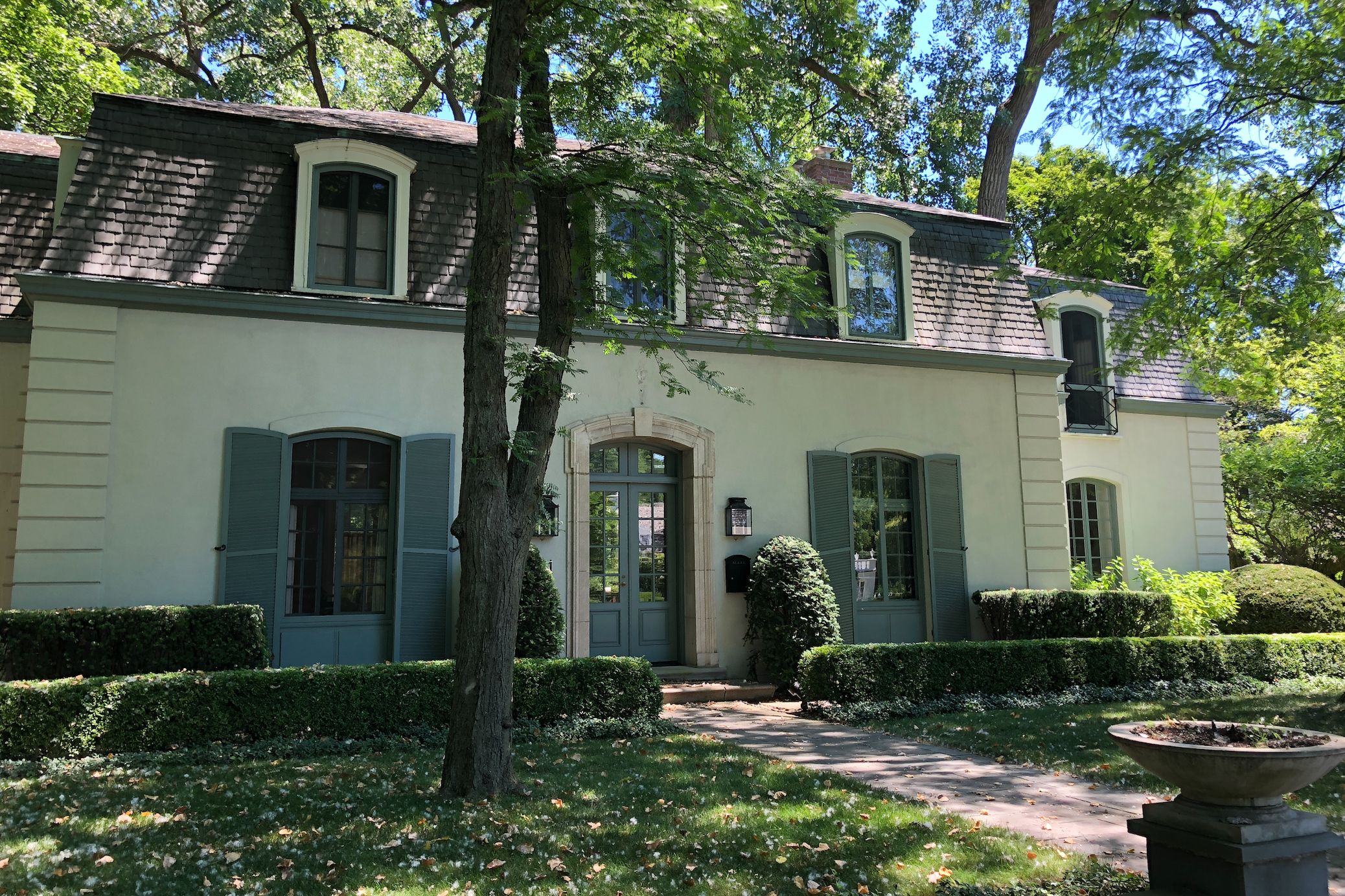 John Dorr and Frances Kales Bradley house, 151 East Ridge Lane. Image source: Photographed by Georgia Hale.